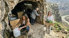 Un hombre lleva 50 años viviendo en una casa cueva con agua y luz: lo que revela sobre el confort bajo la roca