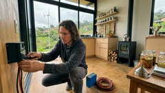 Cómo pagar menos servicios en casa: lo que una pareja off‑grid aprendió en décadas