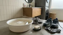 Cómo lavar los pies con jabón neutro y sal: la rutina sencilla que refresca (y cuándo conviene evitar el remojo)