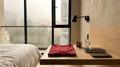 Dormir con una prenda roja cerca de la cama: el significado detrás del gesto y cuándo hacerlo