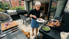 Qué sí puedes compartir del asado con tu perro (y qué es mejor evitar)