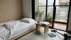 Dormir cerca del piso: lo que se gana, lo que se arriesga y cómo cuidar tu descanso