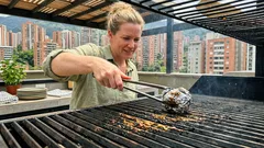Así de fácil dejas la parrilla lista antes del próximo asado: el truco con papel aluminio (sin químicos)
