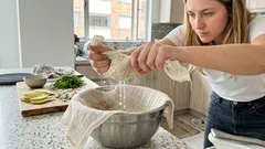 El secreto de la pizza de coliflor sin harina que sí se puede comer con la mano